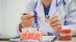 根管治療中に仮蓋が取れた！歯医者が休みのときの応急処置と注意点