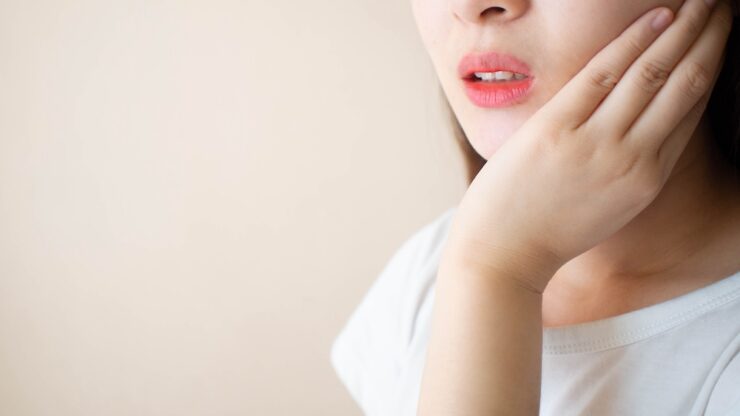 マウスピース矯正が痛くて眠れない…原因と正しい対処法|痛みを抑えながら続けるために